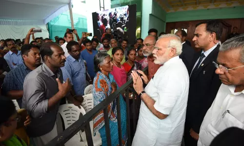 ഓഖി ദുരിതബാധിതരെ പ്രധാനമന്ത്രി സന്ദര്ശിച്ചു ഓഖി ദുരിതബാധിതരെ പ്രധാനമന്ത്രി സന്ദര്ശിച്ചു