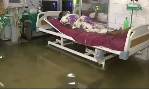 ബിഹാറില്‍ സര്‍ക്കാര്‍ ആശുപത്രിയില്‍ വെള്ളംകയറി; ഐ.സി.യുവില്‍ മീനുകള്‍  