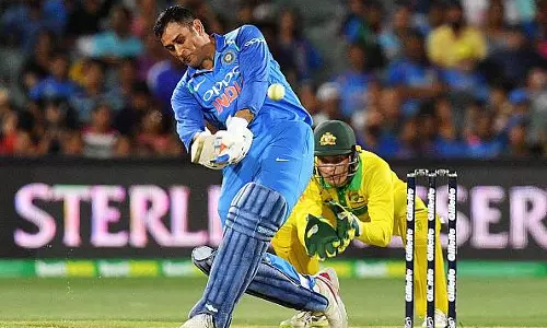 ആരാധകര്‍ ധോണിയുടെ ഇന്നിങ്‌സിനെ ആഘോഷമാക്കിയത് ഇങ്ങനെ 