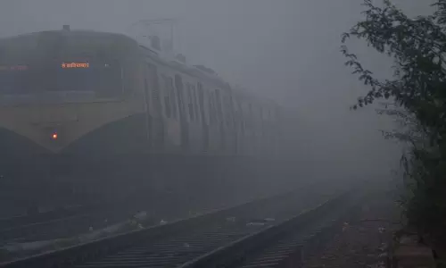 മൂടല്‍മഞ്ഞ് രൂക്ഷം; ഡല്‍ഹിയില്‍ റോഡ്, വ്യോമ, റെയില്‍ ഗതാഗതം തടസ്സപ്പെട്ടു