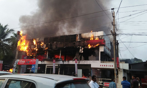 മലപ്പുറത്ത് ഹോണ്ട ഷോറൂമില്‍ വന്‍ തീപിടുത്തം; 18 വാഹനങ്ങള്‍ കത്തിനശിച്ചു