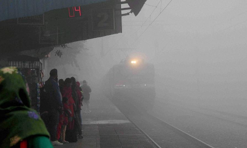 പുകമഞ്ഞ് കനത്തു; ഡല്‍ഹിയില്‍ 50 ട്രെയിനുകള്‍ വൈകിയോടുന്നു