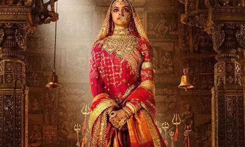 പത്മാവതി പേര് മാറ്റി; നിലപാട് മാറ്റാതെ രാജസ്ഥാനും കര്ണിസേനയും, റിലീസ് അനുവദിക്കില്ല പത്മാവതി പേര് മാറ്റി; നിലപാട് മാറ്റാതെ രാജസ്ഥാനും കര്ണിസേനയും, റിലീസ് അനുവദിക്കില്ല