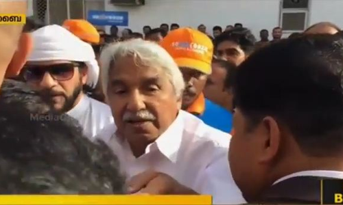 കണ്ണൂര്‍, കരുണ വിവാദം കത്തുന്നതിനിടെ പ്രതിപക്ഷ നേതാക്കള്‍ ദുബൈയില്‍