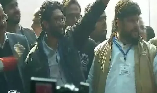 അനാവശ്യ വിവാദങ്ങളിലൂടെ അടിസ്ഥാന പ്രശ്നങ്ങള് മറച്ചുവെക്കാനാണ് ബിജെപി ശ്രമമെന്ന് ജിഗ്നേഷ് മേവാനി അനാവശ്യ വിവാദങ്ങളിലൂടെ അടിസ്ഥാന പ്രശ്നങ്ങള് മറച്ചുവെക്കാനാണ് ബിജെപി ശ്രമമെന്ന് ജിഗ്നേഷ് മേവാനി