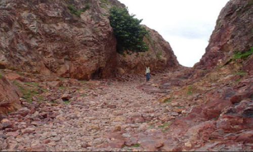 മക്കള്‍ക്ക് സ്കൂളില്‍ പോകാന്‍ മല തുരന്ന് 15 കിലോമീറ്റര്‍ റോഡ് വെട്ടുന്ന ഒരച്ഛന്‍; ഇത് ഒഡീഷയുടെ മാഞ്ചി