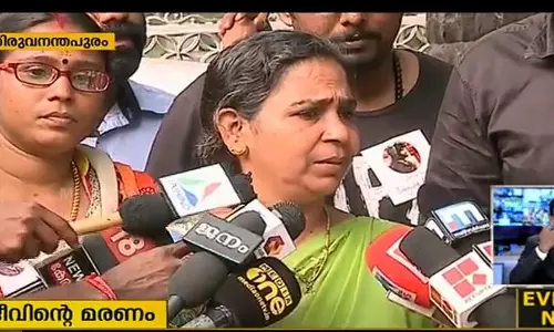 ശ്രീജിവിന്റെ കസ്റ്റഡി മരണം: സിബിഐ അന്വേഷണം ആവശ്യപ്പെട്ട് അമ്മ ഗവര്‍ണറെ കണ്ടു