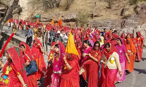 പത്മാവത് നിരോധിക്കുക, അല്ലെങ്കില്‍ ജീവനൊടുക്കാന്‍ അനുവദിക്കുക: വാളേന്തി രജ്പുത് വനിതകള്‍