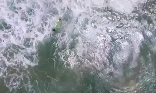 നടുക്കടലില്‍ പെട്ടുപോയവരുടെ ജീവന്‍ രക്ഷിച്ച് ഡ്രോണ്‍ ഹീറോയായി