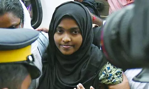 ഹാദിയ കേസ് സുപ്രീംകോടതി ചൊവ്വാഴ്ച പരിഗണിക്കും ഹാദിയ കേസ് സുപ്രീംകോടതി ചൊവ്വാഴ്ച പരിഗണിക്കും