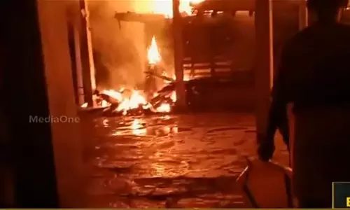 തിരുവില്വാമലയിലെ ക്ഷേത്രത്തില്‍ തീപിടിത്തം; ചുറ്റമ്പലം പൂർണമായും കത്തിനശിച്ചു