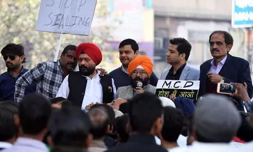 കച്ചവട കേന്ദ്രങ്ങള്‍ അടച്ചുപൂട്ടുന്നതിനെതിരെ ഡല്‍ഹിയില്‍ സമരം