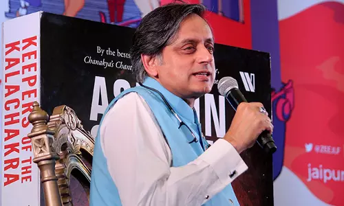 ഭരണഘടന വിശുദ്ധ ഗ്രന്ഥം, ഭരണഘടനയെ തള്ളിപ്പറഞ്ഞ ദീന്‍ദയാല്‍ ഹീറോ: മോദിയുടേത് ഇരട്ടത്താപ്പെന്ന് തരൂര്‍