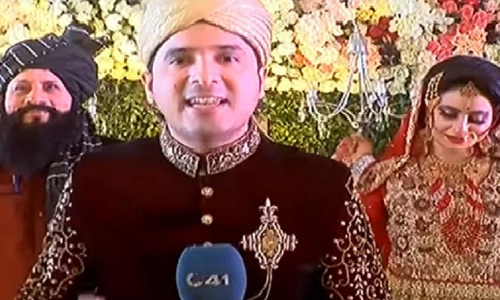 സ്വന്തം വിവാഹം റിപ്പോര്ട്ട് ചെയ്ത് ഒരു മാധ്യമപ്രവര്ത്തകന് സ്വന്തം വിവാഹം റിപ്പോര്ട്ട് ചെയ്ത് ഒരു മാധ്യമപ്രവര്ത്തകന്