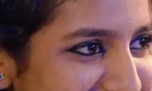 ഒന്നു കണ്ണിറുക്കി, സോഷ്യല്‍ മീഡിയ കൂടെപ്പോന്നു