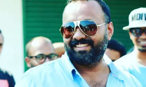 മാണിക്യ മലരായ പൂവി ഗാനം; ഒമര് ലുലുവിനെതിരെ കേസെടുത്തു മാണിക്യ മലരായ പൂവി ഗാനം; ഒമര് ലുലുവിനെതിരെ കേസെടുത്തു