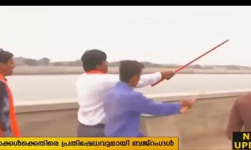 വാലന്റൈന്സ് ഡേയില് വ്യാപക അക്രമവുമായി ബജ്റംഗദള്; ബീച്ചില് ഇരുന്നവരെ അടിച്ചോടിച്ചു വാലന്റൈന്സ് ഡേയില് വ്യാപക അക്രമവുമായി ബജ്റംഗദള്; ബീച്ചില് ഇരുന്നവരെ അടിച്ചോടിച്ചു