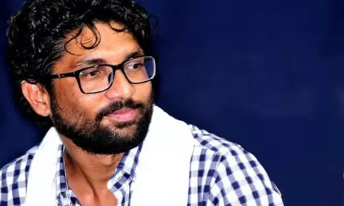 ജിഗ്നേഷ് മേവാനിയെ ഗുജറാത്ത് പൊലീസ് കാറില് നിന്ന് വലിച്ചിറക്കിക്കൊണ്ടുപോയി ജിഗ്നേഷ് മേവാനിയെ ഗുജറാത്ത് പൊലീസ് കാറില് നിന്ന് വലിച്ചിറക്കിക്കൊണ്ടുപോയി