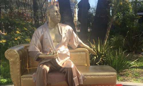 ലൈംഗികാതിക്രമങ്ങള്‍ക്കെതിരെ ഓസ്കര്‍ വേദിക്കരികില്‍ കാസ്റ്റിംങ് കൌച് പ്രതിമ