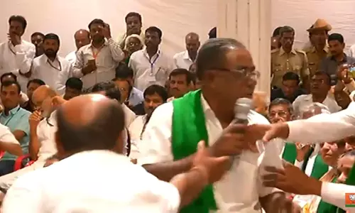 അമിത് ഷായ്ക്ക് ഉത്തരംമുട്ടി; ബിജെപി പ്രവര്ത്തകര് കര്ഷകനില് നിന്ന് മൈക്ക് പിടിച്ചുവാങ്ങി അമിത് ഷായ്ക്ക് ഉത്തരംമുട്ടി; ബിജെപി പ്രവര്ത്തകര് കര്ഷകനില് നിന്ന് മൈക്ക് പിടിച്ചുവാങ്ങി