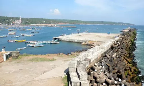 വിഴിഞ്ഞം കരാറിലെ ക്രമക്കേട്: സിറ്റിംഗിന് രാഷ്ട്രീയ നേതാക്കള്‍ ആരും എത്തിയില്ല