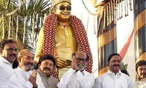 തമിഴ്നാട്ടില് നല്ല നേതാവിന്റെ അഭാവം നികത്താനാണ് രാഷ്ട്രീയത്തിലിറങ്ങിയത്: രജനീകാന്ത് തമിഴ്നാട്ടില് നല്ല നേതാവിന്റെ അഭാവം നികത്താനാണ് രാഷ്ട്രീയത്തിലിറങ്ങിയത്: രജനീകാന്ത്