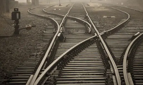 ആത്മഹത്യ ചെയ്യാനായി ട്രാക്കില്‍ കിടന്ന അമ്മയും കുഞ്ഞും അത്ഭുതകരമായി രക്ഷപ്പെട്ടു 