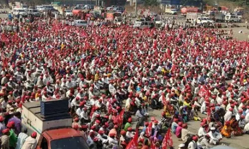 കര്‍ഷകര്‍ക്ക് മുന്‍പില്‍ മഹാരാഷ്ട്ര സര്‍ക്കാര്‍ മുട്ടുമടക്കി; സമരം പിന്‍വലിച്ചു