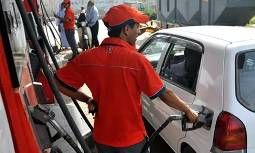 ഇങ്ങനെ പെട്രോൾ വില കുറക്കാം... പക്ഷെ, ബി.ജെ.പി സർക്കാർ അത് ചെയ്യില്ല ഇങ്ങനെ പെട്രോൾ വില കുറക്കാം... പക്ഷെ, ബി.ജെ.പി സർക്കാർ അത് ചെയ്യില്ല