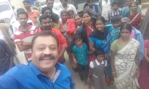 അഭിമന്യുവിന്റെ വീട് സുരേഷ് ഗോപി സന്ദര്‍ശിച്ചു; സെല്‍ഫി എടുത്ത് ആഘോഷിച്ചത് വിവാദത്തില്‍