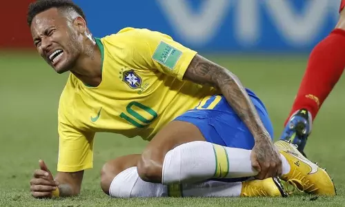 “ചിലപ്പോഴൊക്കെ അഭിനയിച്ചിട്ടുണ്ട്; കല്ലെറിയാം, അല്ലെങ്കില്‍ എഴുന്നേല്‍ക്കാന്‍ സഹായിക്കാം”: നെയ്മര്‍ 