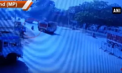 മണല് മാഫിയ മാധ്യമപ്രവര്ത്തകനെ ട്രക്കിടിപ്പിച്ച് വധിച്ച സംഭവത്തില് അന്വേഷണത്തിന് ഉത്തരവിട്ടു മണല് മാഫിയ മാധ്യമപ്രവര്ത്തകനെ ട്രക്കിടിപ്പിച്ച് വധിച്ച സംഭവത്തില് അന്വേഷണത്തിന് ഉത്തരവിട്ടു