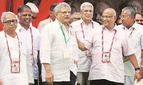 നിലപാടിലുറച്ച് കാരാട്ടും യെച്ചൂരിയും: യെച്ചൂരിയുടേത് ബദല്‍ രേഖയല്ലെന്ന് സിപിഎം