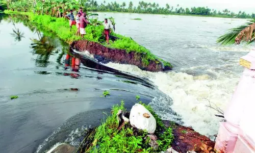 കുട്ടനാട് ബണ്ട് നിര്‍മിച്ച പണം ലഭിച്ചില്ലെങ്കില്‍ നിയമ നടപടിയെന്ന് കരാറുകാര്‍