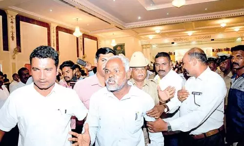 കര്ണാടകയില് ബിജെപിക്ക് വീണ്ടും തലവേദന; അമിത് ഷായുടെ യോഗത്തില് ദലിത് പ്രതിഷേധം കര്ണാടകയില് ബിജെപിക്ക് വീണ്ടും തലവേദന; അമിത് ഷായുടെ യോഗത്തില് ദലിത് പ്രതിഷേധം