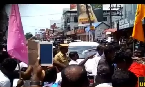 സുരേഷ് ഗോപി എംപിയെ ഹര്ത്താല് അനുകൂലികള് തടഞ്ഞു സുരേഷ് ഗോപി എംപിയെ ഹര്ത്താല് അനുകൂലികള് തടഞ്ഞു