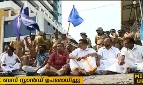 കോഴിക്കോട് കെഎസ്ആര്‍ടിസി സ്റ്റാന്‍റ് ഉപരോധിച്ചു