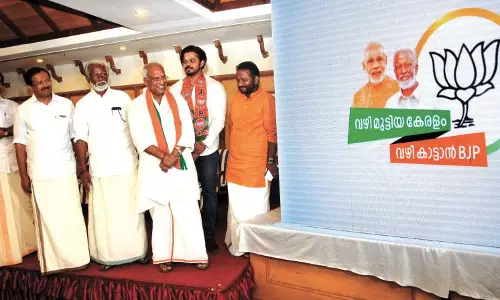 സെല്ഫിയെടുക്കല് വോട്ടാക്കി മാറ്റി കുമ്മനം സെല്ഫിയെടുക്കല് വോട്ടാക്കി മാറ്റി കുമ്മനം