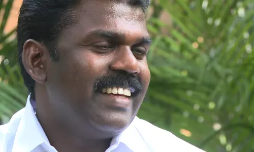 എല്‍ഡിഎഫ് സ്ഥാനാര്‍ഥിക്ക് വോട്ട് തേടി മുന്‍ യൂത്ത് കോണ്‍ഗ്രസ് നേതാവ് ശ്രീനിജന്‍