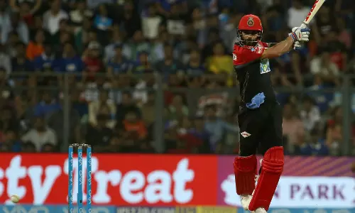 ഓറഞ്ച് തൊപ്പി ധരിക്കാതെ കൊഹ്‍ലി