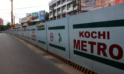 കലൂർ മുതൽ മഹാരാജാസ് വരെയുള്ള കൊച്ചി മെട്രോ സർവ്വീസ് അനിശ്ചിതകാലത്തേക്ക് നിർത്തി കലൂർ മുതൽ മഹാരാജാസ് വരെയുള്ള കൊച്ചി മെട്രോ സർവ്വീസ് അനിശ്ചിതകാലത്തേക്ക് നിർത്തി