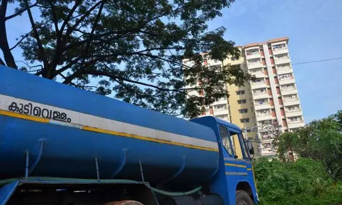 സൌജന്യ കുടിവെള്ള വിതരണം; വിലക്ക് നീക്കിയതായി തെരഞ്ഞെടുപ്പ് കമ്മീഷന് സൌജന്യ കുടിവെള്ള വിതരണം; വിലക്ക് നീക്കിയതായി തെരഞ്ഞെടുപ്പ് കമ്മീഷന്