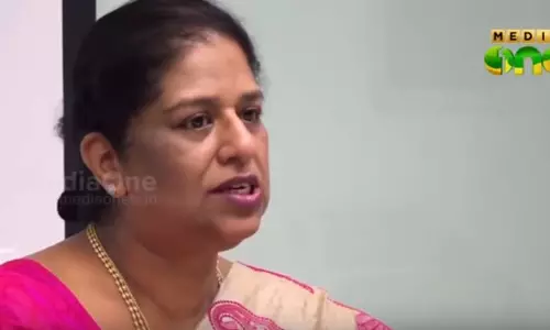 രോഹിത് വെമുലയുടെ അമ്മ പ്രതിഷേധിക്കുന്നു