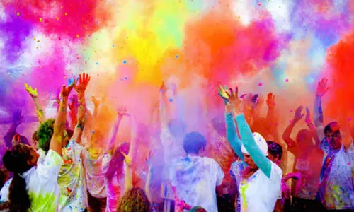 നിറങ്ങളില്‍ നിറഞ്ഞ് ഹോളി