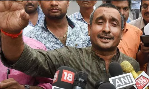 ഉന്നാവോ പീഡനം: ബിജെപി എംഎല്എക്കെതിരെ കേസ്, അന്വേഷണം സിബിഐക്ക് വിട്ടു ഉന്നാവോ പീഡനം: ബിജെപി എംഎല്എക്കെതിരെ കേസ്, അന്വേഷണം സിബിഐക്ക് വിട്ടു