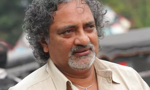 ജോയ് മാത്യുവിന് ആദരവുമായി പഴയ പ്രീഡിഗ്രി കൂട്ടുകാര് ജോയ് മാത്യുവിന് ആദരവുമായി പഴയ പ്രീഡിഗ്രി കൂട്ടുകാര്