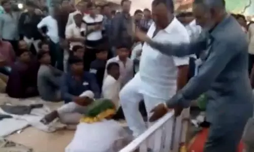 ബി.ജെ.പി എം.പി വൃദ്ധനെ ചവിട്ടി വീഴ്ത്തുന്ന ദൃശ്യങ്ങള് പുറത്ത് ബി.ജെ.പി എം.പി വൃദ്ധനെ ചവിട്ടി വീഴ്ത്തുന്ന ദൃശ്യങ്ങള് പുറത്ത്