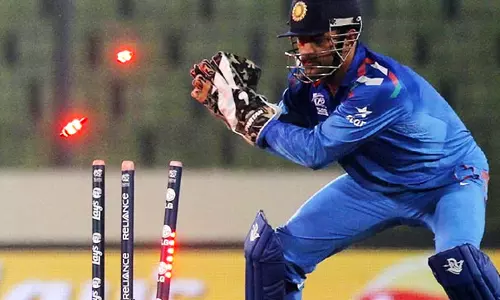 സുക്ഷിക്കുക! ധോനി വിക്കറ്റിന് പിന്നിലുണ്ട് സുക്ഷിക്കുക! ധോനി വിക്കറ്റിന് പിന്നിലുണ്ട്