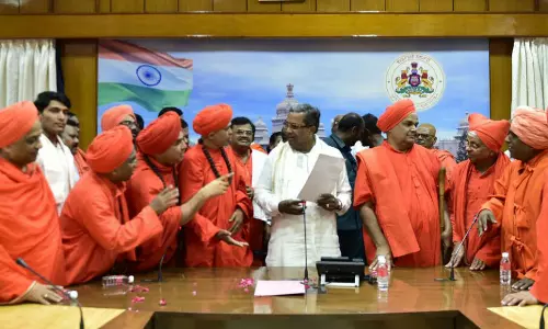 കര്‍ണാടക തെരഞ്ഞെടുപ്പില്‍ ലിംഗായത്തുകളുടെ മനസ്സുമാറ്റി കോണ്‍ഗ്രസ്, ഒപ്പം നിര്‍ത്താന്‍ ബിജെപി