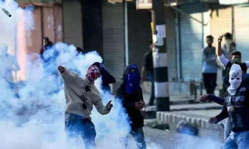 പ്രതിഷേധം: കശ്മീരില്‍ മൊബൈല്‍, ഇന്റര്‍നെറ്റ്, വൈദ്യുതി സംവിധാനങ്ങള്‍ റദ്ദാക്കി